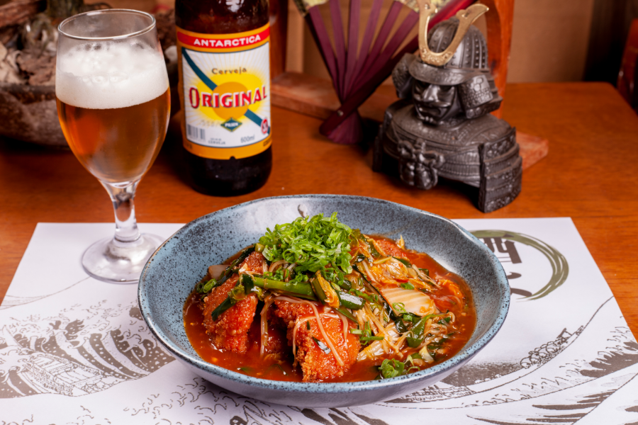 Peixe empanado com molho apimentado